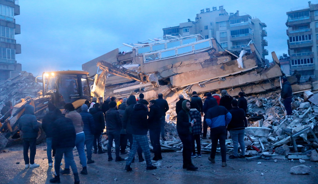 Terremoto turquia Terremoto en Turquía Mueren más de mil personas y