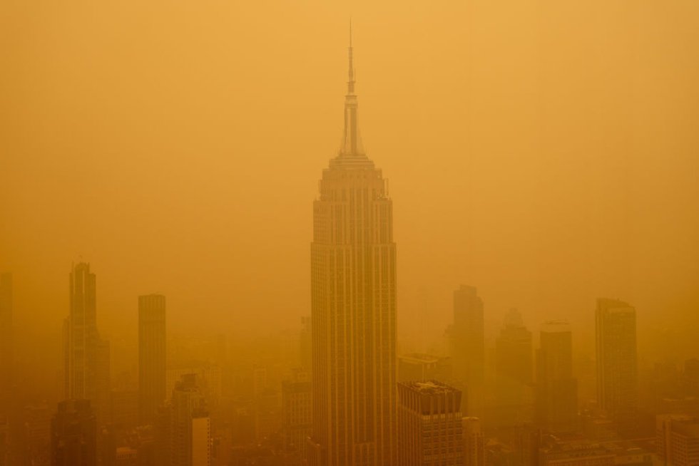 La neblina humeante de los incendios forestales en Canadá disminuye la visibilidad del Empire State Building el 7 de junio de 2023 en la ciudad de Nueva York. Nueva York encabezó la lista de las principales ciudades más contaminadas del mundo el martes por la noche, mientras el humo de los incendios continúa cubriendo la costa este.