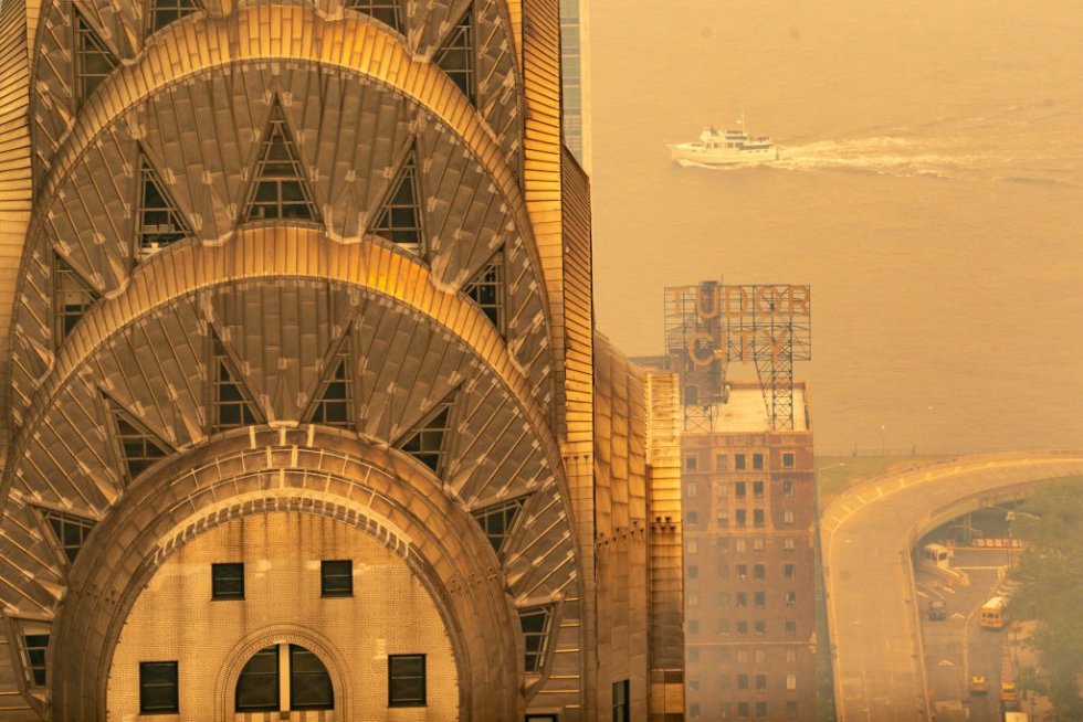 El edificio Chrysler está cubierto por una neblina humeante de los incendios forestales en Canadá mientras cubre Manhattan el 7 de junio de 2023 en la ciudad de Nueva York. Nueva York encabezó la lista de las principales ciudades más contaminadas del mundo el martes por la noche, mientras el humo de los incendios continúa cubriendo la costa este