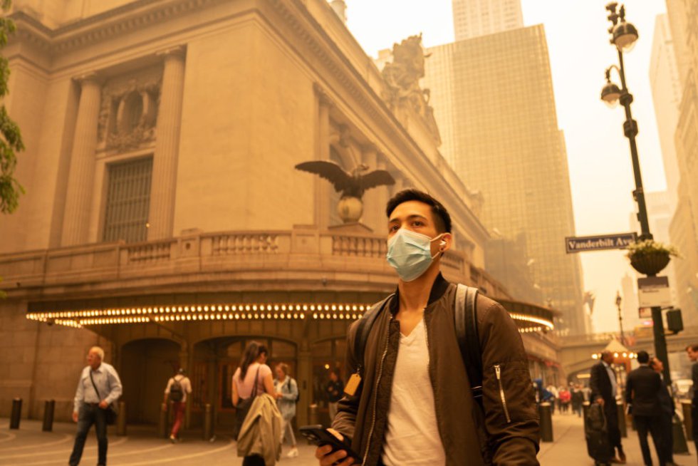 Una persona usa una máscara facial mientras el humo de los incendios forestales canadienses cubre Manhattan el 7 de junio de 2023 en la ciudad de Nueva York. Nueva York encabezó la lista de las principales ciudades más contaminadas del mundo el martes por la noche, mientras el humo de los incendios continúa cubriendo la costa este
