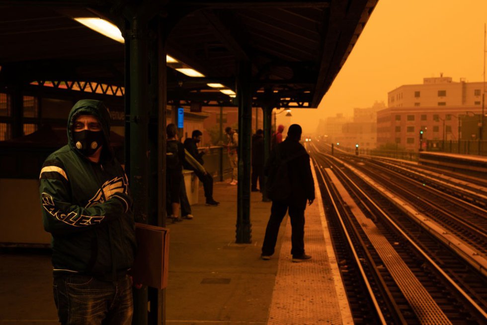 Una persona que espera el metro usa una máscara filtrada mientras la neblina humeante de los incendios forestales en Canadá cubre un vecindario el 7 de junio de 2023 en el distrito del Bronx de la ciudad de Nueva York. Nueva York encabezó la lista de las principales ciudades más contaminadas del mundo el martes por la noche, mientras el humo de los incendios continúa cubriendo la costa este.
