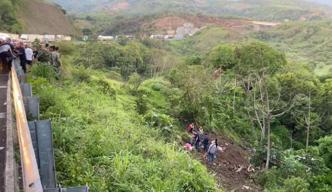 ACCIDENTE TEPIC NAYARIT: Autobús De Pasajeros Vuelca A Barranco En ...