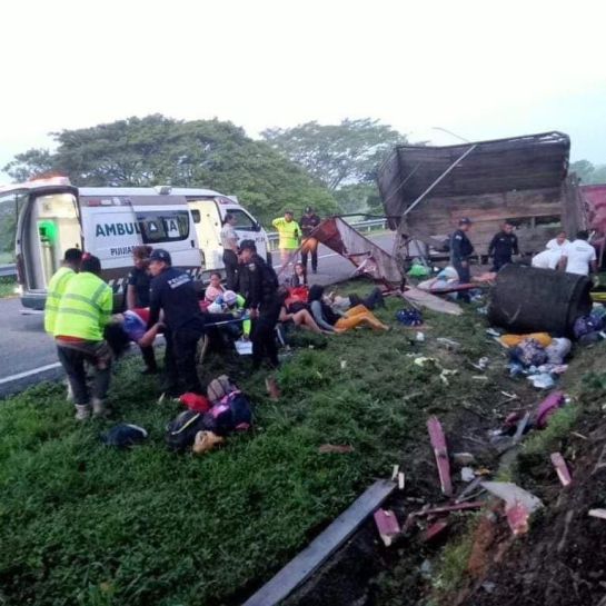 CHIAPAS, ACCIDENTE CARRETERO, MIGRANTES MUERTOS: Volcadura de camión deja 10 migrantes muertos y 17 heridos en Chiapas